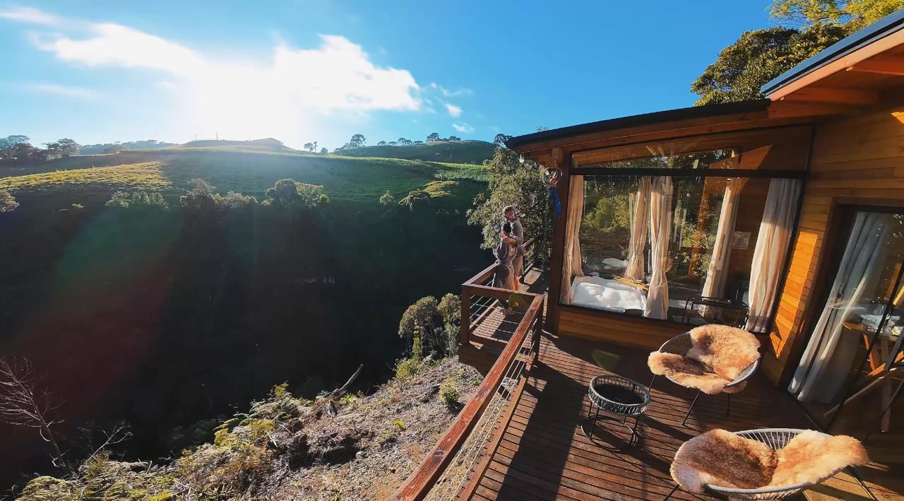 Vista aérea das cabanas no topo do cânion ao entardecer