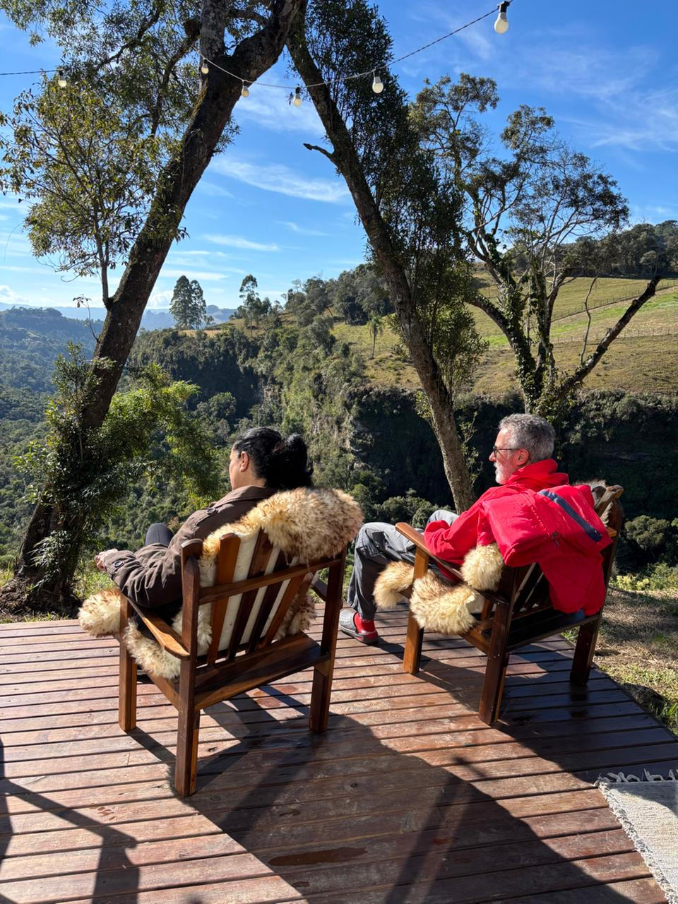 Casal contemplando a vista do deck nas cadeiras