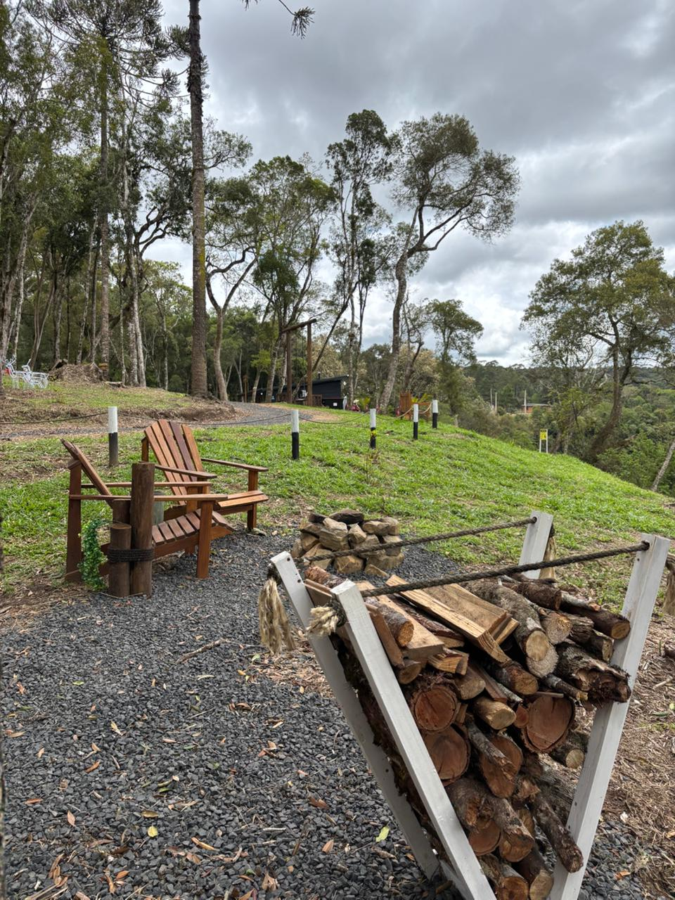 Caminho de pedras entre as cabanas com lenha empilhada